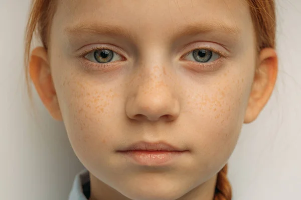 Close-up retrato de confiante menina de cabelos vermelhos isolado — Fotografia de Stock