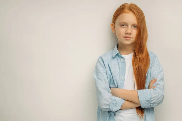 빨간 긴 머리를 한 심각 한 소녀의 사진 — 스톡 사진