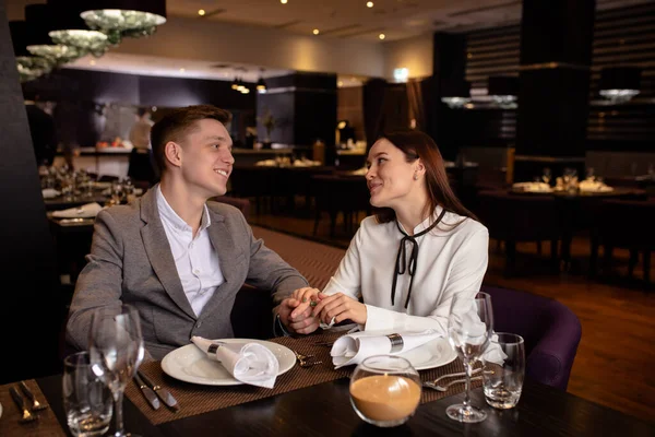 美しいカップルは豊かなレストランでディナー — ストック写真