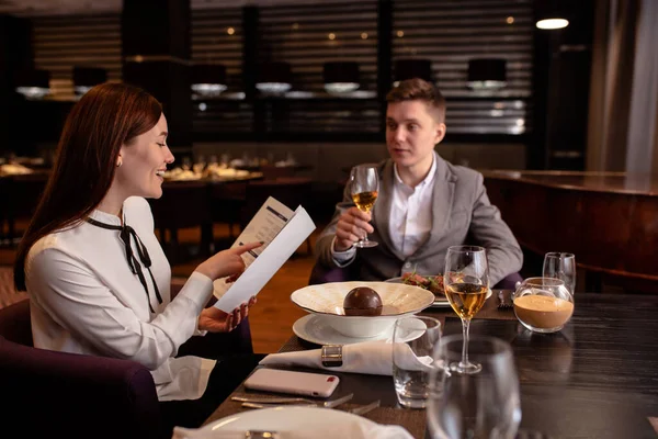 幸せな白人のカップルはデートでレストランで夜を過ごし — ストック写真