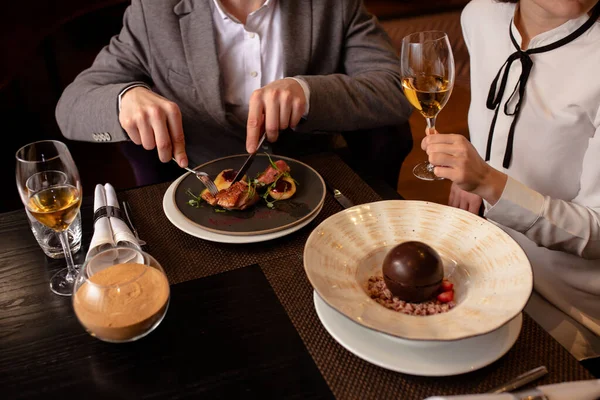 Casal comer sobremesa no restaurante — Fotografia de Stock