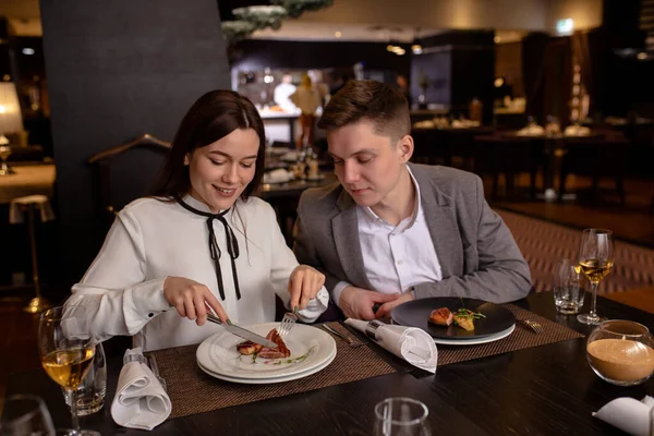 Feliz pareja caucásica pasar la noche en el restaurante, en una cita —  Fotos de Stock