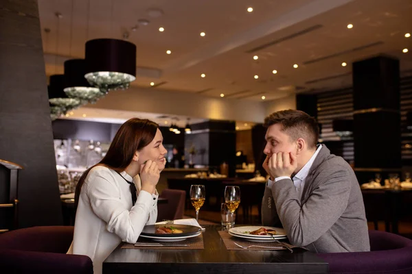 Закохана пара, знайомства в ресторані — стокове фото