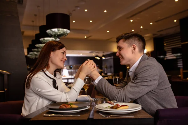 Feliz pareja caucásica pasar la noche en el restaurante, en una cita — Foto de Stock