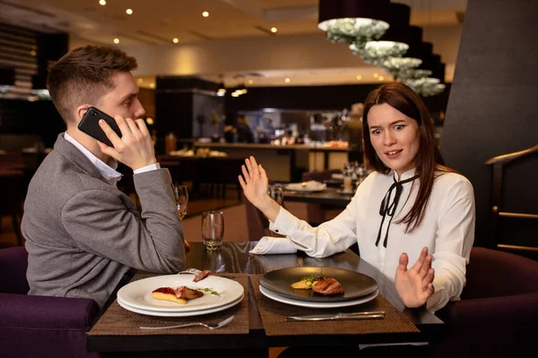 レストランの女性と男を怒らせ — ストック写真