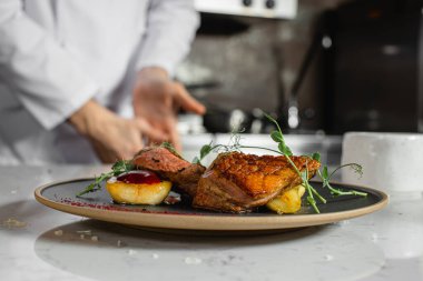 Şef-aşçı tarafından yapılmış mükemmel bir yemek.