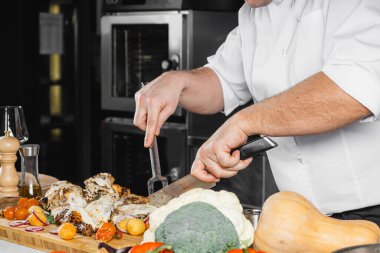 Profesyonel aşçı restoran ziyaretçileri için pişirilmiş et