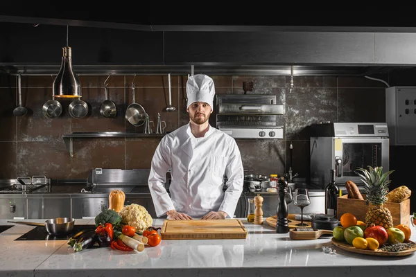 Cocinero serio en la cocina — Foto de Stock