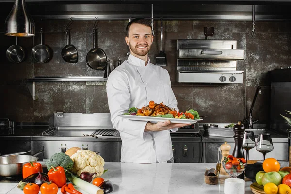 Retrato de cozinheiro bonito em avental branco — Fotografia de Stock