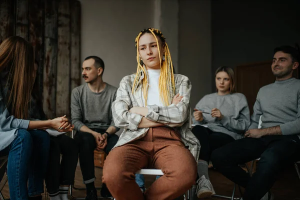 Alkoholisierte Frau braucht Treffen, um sich zu erholen — Stockfoto