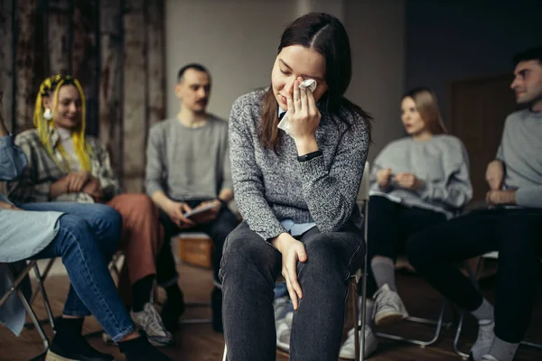 Junge Alkoholikerin müde von Überzeugung und Klatsch — Stockfoto