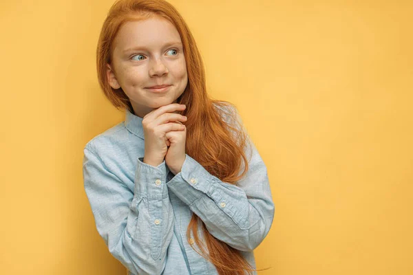 Πορτρέτο του έκπληκτος κόκκινα μαλλιά κορίτσι απομονώνονται σε κίτρινο φόντο — Φωτογραφία Αρχείου