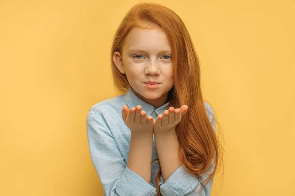 Adorable enfant souffler un baiser à la caméra — Photo