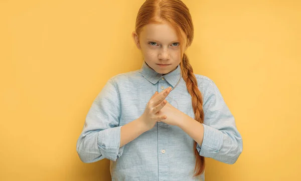 Niña fuerte haciendo gesto agresivo y cara de miedo — Foto de Stock