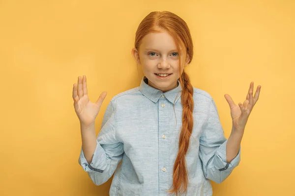 Adolescente chica juguetonamente asusta en amarillo fondo — Foto de Stock