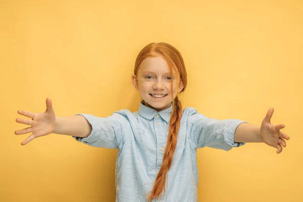 Positivo chica caucásica quiere abrazar a todos — Foto de Stock