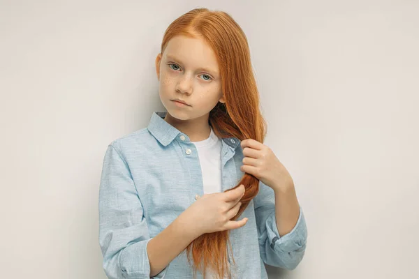 Портрет серйозної білої дівчини з рудим волоссям — стокове фото