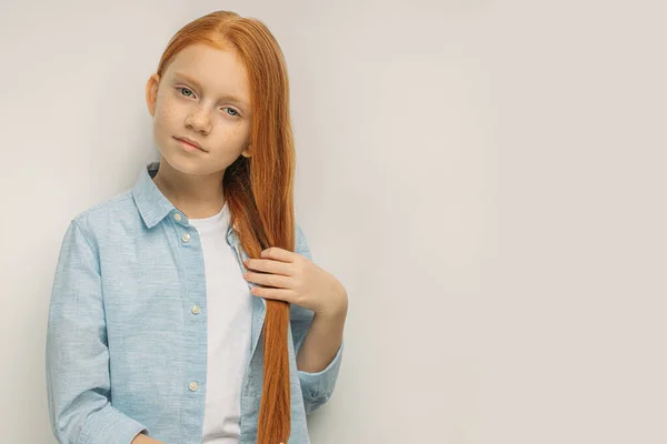 Портрет привабливої дівчини з довгим рудим волоссям — стокове фото