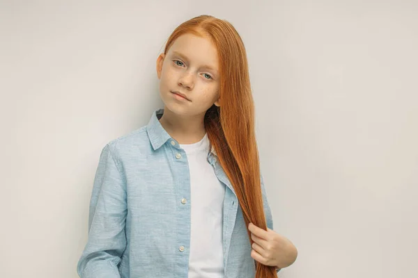 Zelfverzekerde kind meisje met lang rood haar — Stockfoto