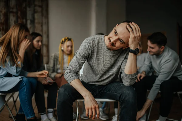 Uomo trattato per dipendenza da alcol nella cerchia delle stesse persone dipendenti — Foto Stock