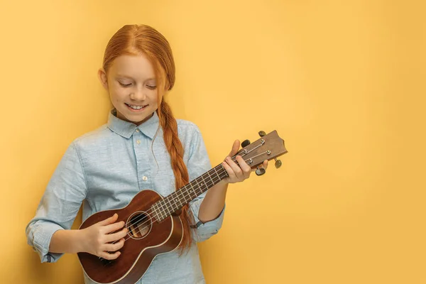 Belle fille jouer ukulele isolé — Photo