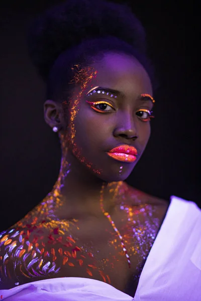 Joven hembra pintada con color de maquillaje UV —  Fotos de Stock