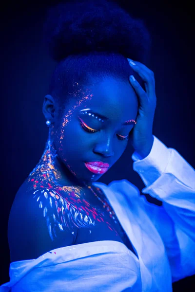 Jovem sensual mulher em fluorescente pintura maquiagem — Fotografia de Stock