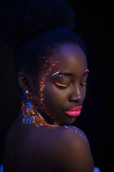 Portret pięknej afrykańskiej modelki w neonowym świetle UF — Zdjęcie stockowe