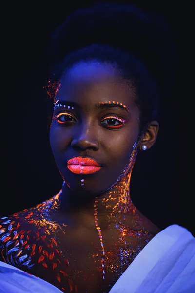 Hermosa chica con impresiones fluorescentes creativas en la piel —  Fotos de Stock