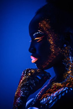 Neon UF ışığında güzel bir Afrikalı mankenin portresi