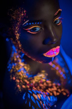 Flüoresan makyajlı güzel bir kızın portresi izole edilmiş.