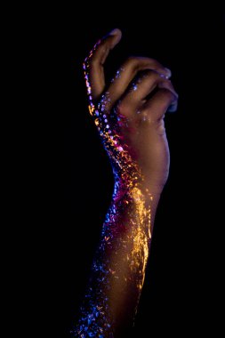 Flüoresan izli şehvetli ellerin yakın plan fotoğrafı.