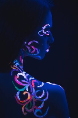 Floresan makyajlı beyaz bir kadının portresi.