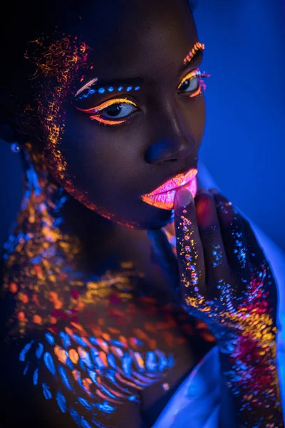 Piękne pozaziemskie afrykańskie modelka kobieta w świetle neonu — Zdjęcie stockowe