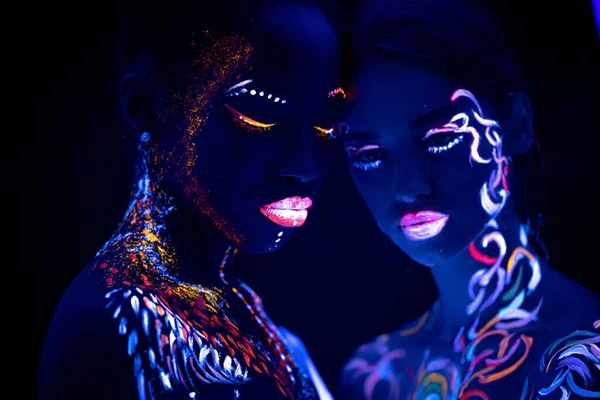 Молоді дівчата з флуоресцентним макіяжем позують на камеру — стокове фото