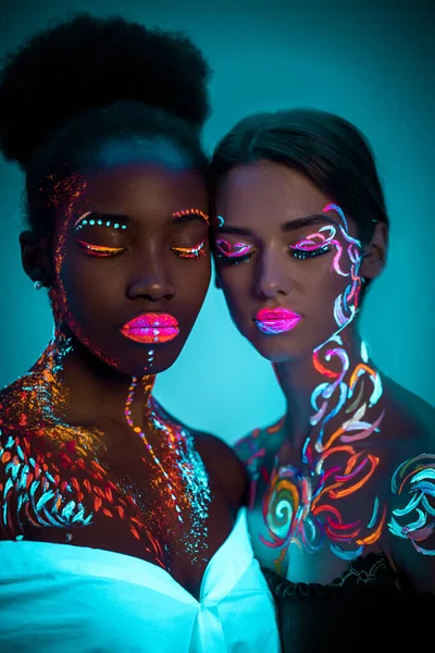 형광 물질을 가지고 있는 두 젊은 아프리카 여성 과 코카서스 여성 — 스톡 사진