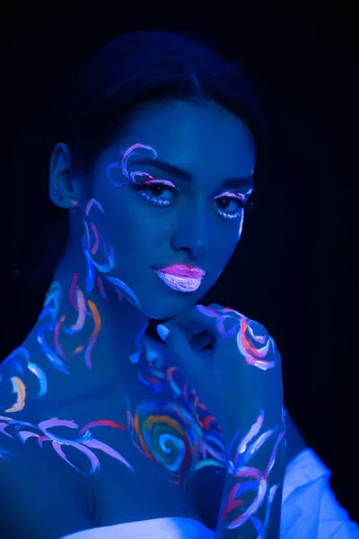 Portret młodej białej kobiety z fluorescencyjnym makijażem — Zdjęcie stockowe