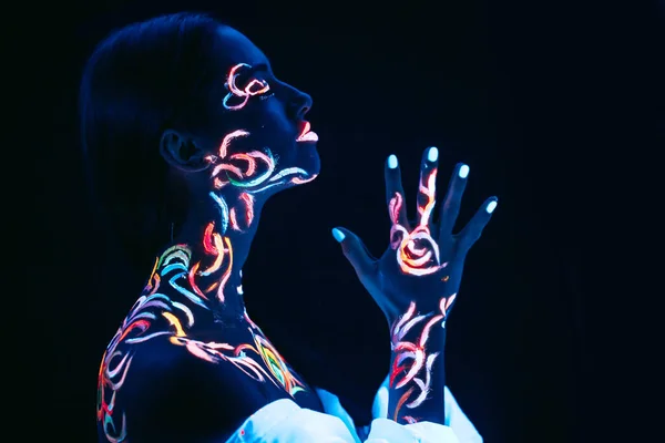 Portrait de jeune mannequin avec art corporel fluorescent — Photo