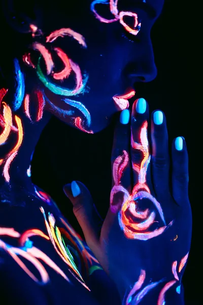Fiatal nő imádkozni ultraibolya fény — Stock Fotó