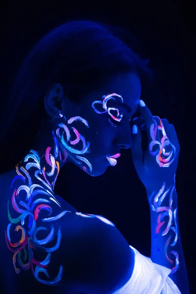 Fantastische ungewöhnliche Aufnahme einer jungen Frau mit fluoreszierendem Make-up — Stockfoto