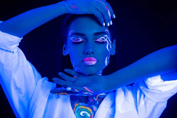 Porträtt av vackra kaukasiska mode modell med fluorescerande make-up — Stockfoto