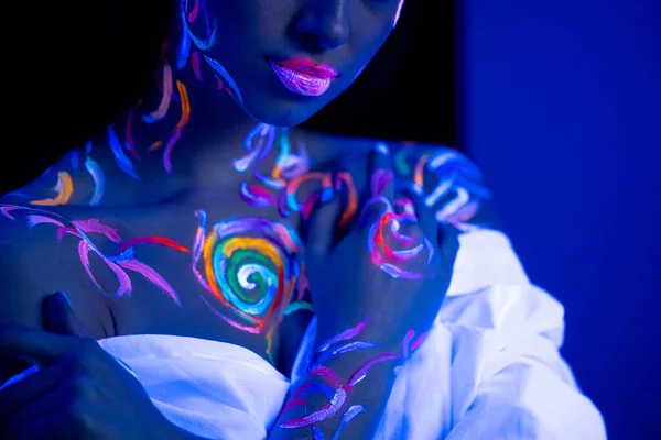 Beskärd ung kvinna med fluorescerande kroppskonst — Stockfoto
