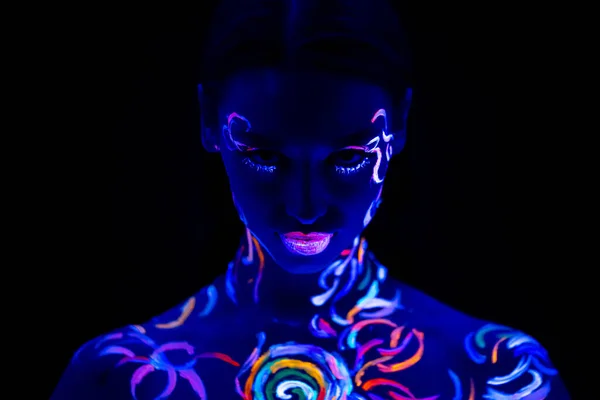 Allvarlig kaukasisk kvinna med fluorescerande avtryck på huden — Stockfoto