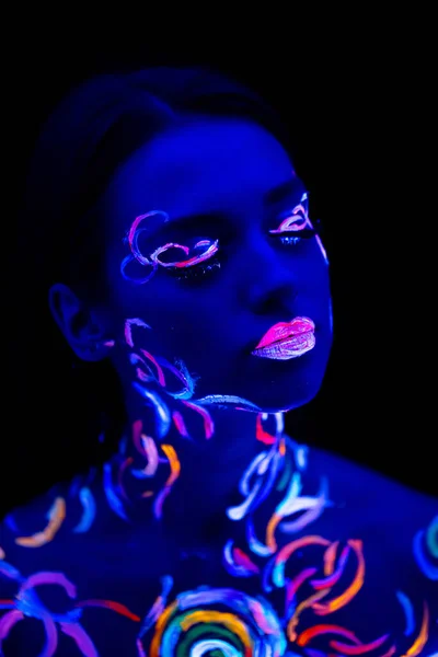 Attraktiv kaukasiska flicka med fluorescerande make-up — Stockfoto