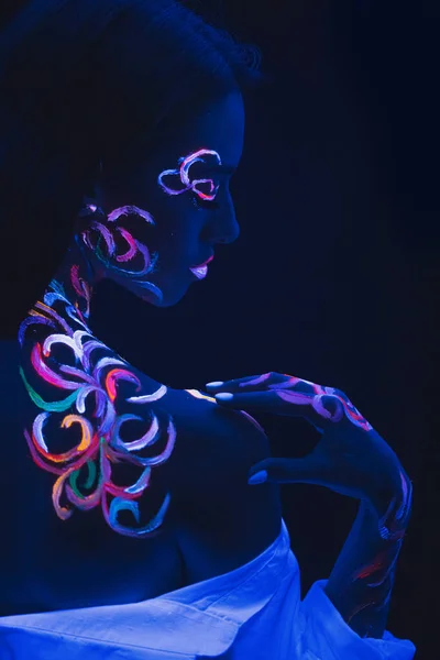 Zadní pohled na štíhlou ženu s fluorescenčním make-upem — Stock fotografie