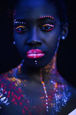 Neon ışıklı model kadın portresi