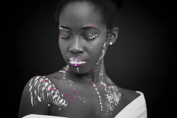 Kobieta ze sztuką ciała świecącą w świetle ultrafioletowym — Zdjęcie stockowe