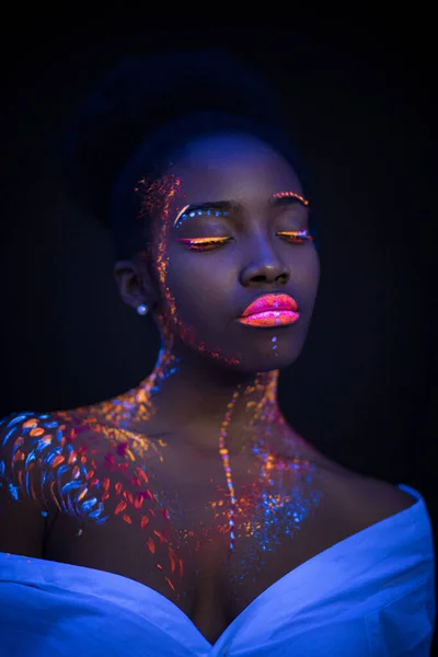 Αφρικανικό μοντέλο σε νέον φως, κορίτσι με φθορίζον μακιγιάζ — Φωτογραφία Αρχείου