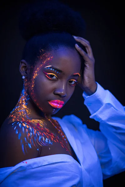네온 빛을 받는 아름다운 외계의 아프리카 모델 여성 — 스톡 사진