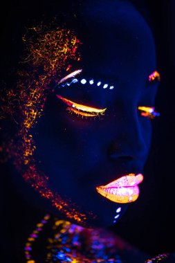 Neon ışıklı model kadın portresi